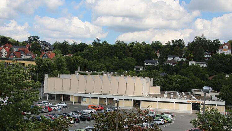 Bleibt auf alle Fälle nicht so erhalten: Die Angersporthalle wird entweder zu einem Theater auf Zeit umgebaut oder für ein neues Gebäude in Leichtbauweise abgerissen. Foto: Simone Bastian