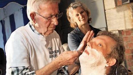 Nach drei Jahren des Wachsens wurde der Bart von Christian Stölzel nun abrasiert. Mit seinen 86 Jahren verfügt Willi Engelhardt über eine beinahe lebenslange Erfahrung im Rasieren. Fotos: Gerda Völk
