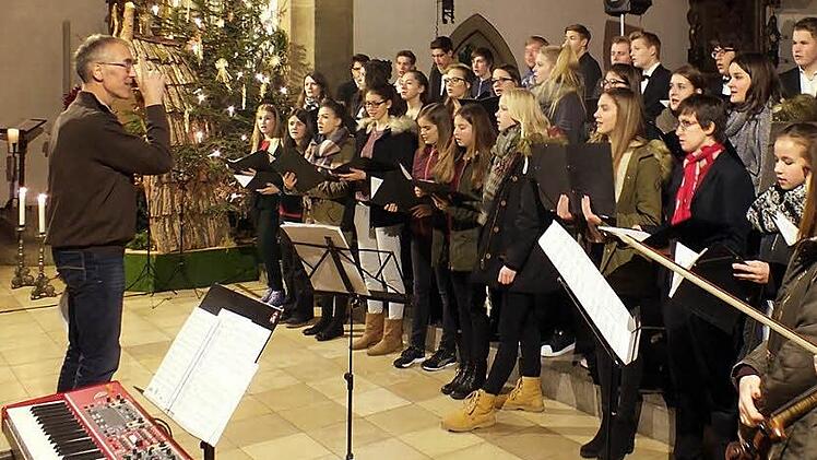 Toni Rotter und die Chorjugend: Ohrenschamus in der Stadtpfarrkirche am ersten Weihnachtsfeiertag.  Foto: Manfred Welker