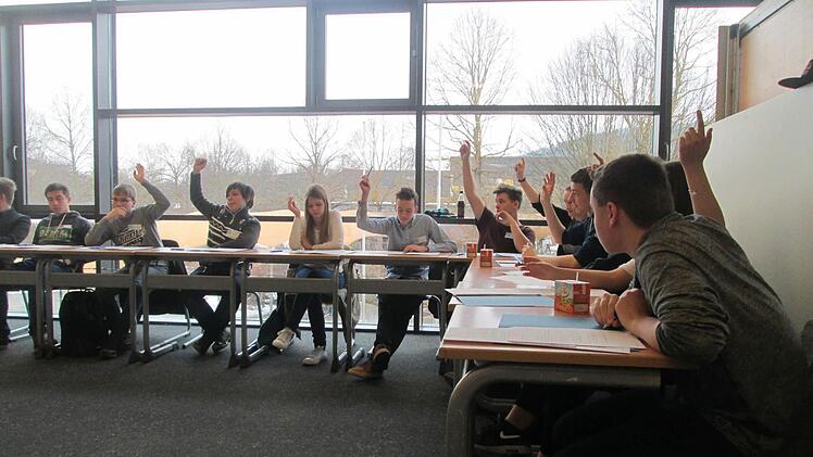 Michael Strau&szlig; (Mike Fischer, 10D) bringt seine CSU auf Kurs. Foto: Thomas Hauptmann