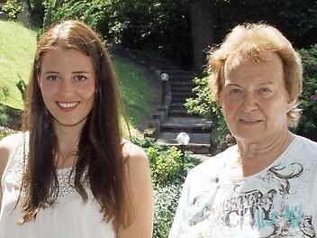 Margret Cramer hat das "Haus am Wald an Leonie Bruckner (links) übergeben.  Foto: Sabine Weinbeer