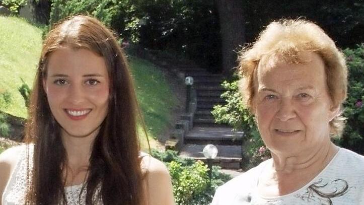 Margret Cramer hat das "Haus am Wald an Leonie Bruckner (links) übergeben.  Foto: Sabine Weinbeer