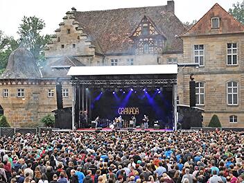 Mittlerweile ein vertrautes Bild: Ein proppenvoller Schlosshof. Über 16 000 zahlende Besucher kamen heuer zu den sechs Gastspielen.  Foto: Helmut Ölschlegel