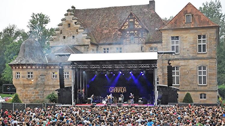 Mittlerweile ein vertrautes Bild: Ein proppenvoller Schlosshof. Über 16 000 zahlende Besucher kamen heuer zu den sechs Gastspielen.  Foto: Helmut Ölschlegel
