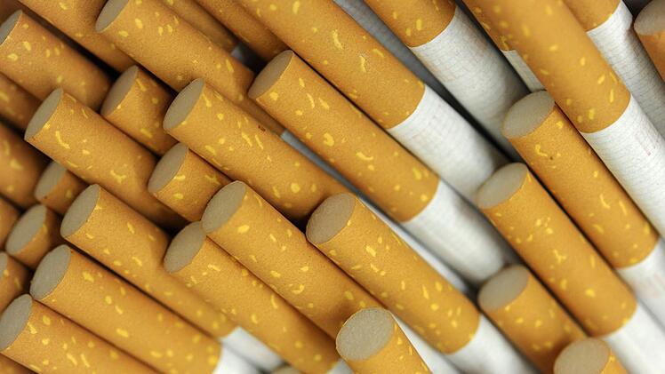 Der erh&ouml;hte Zigarettenpreis ver&auml;rgerte am Montagmittag einen Kunden im N&uuml;rnberger Hauptbahnhof. Der Mann zertrat die Packung und schlug der Verk&auml;uferin ins Gesicht. Symbolbild, Foto: David Ebener dpa/lby