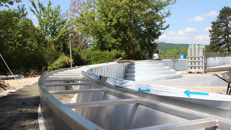 Das Becken wird k&uuml;nftig mit Edelstahl ausgekleidet. Foto: Benedikt Borst