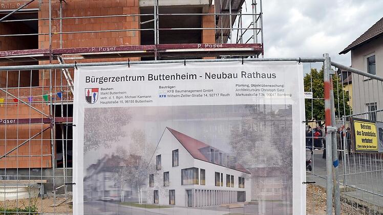 Ansicht des neuen Buttenheimer Rathauses. Am 3. Oktober soll es mit einem großen Fest offiziell in Betrieb gehen. Im Haushalt 2018 sind noch Kosten von 900 000 Euro veranschlagt. Dazu kommen für die Außenanlagen Ausgaben von rund 70 000 Euro.