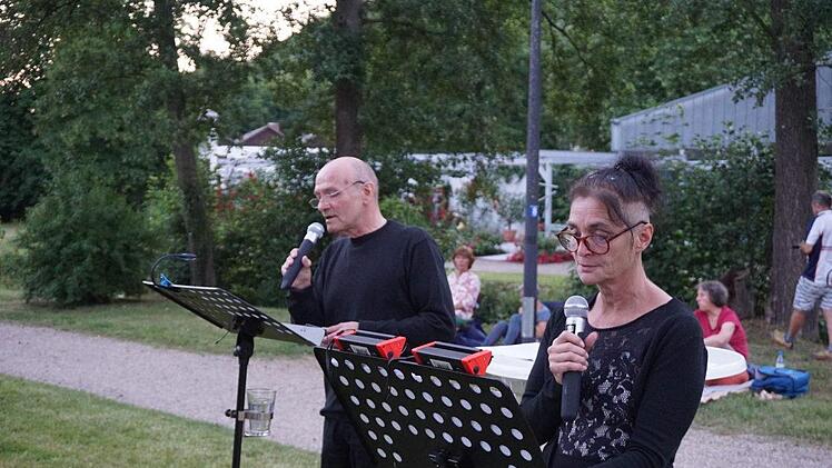 Die "Sternen-Poeten" Peter Hub und Christine Hadulla gastierten im Georgi-Kurpark  in Bad Brückenau. Foto: Marion Eckert