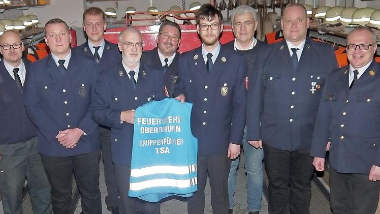 Die Weste für den Gruppenführer bei Einsätzen wandert weiter: (von links) Christian Schilder, Sven Wagner-Baumeister, Martin Göppner, Ralf Hilger, Gerhard Elflein, Martin Schmidt, Bernhard Storath, Ulrich Amon und Timm Vogler.  Foto: Berthold Köhler