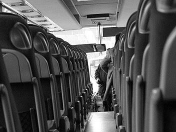 Ein Streit zwischen Fahrg&auml;sten und Fahrern um die Toilettenpause erforderte polizeiliches Eingreifen. Foto: M_Caballero/pixabay.com