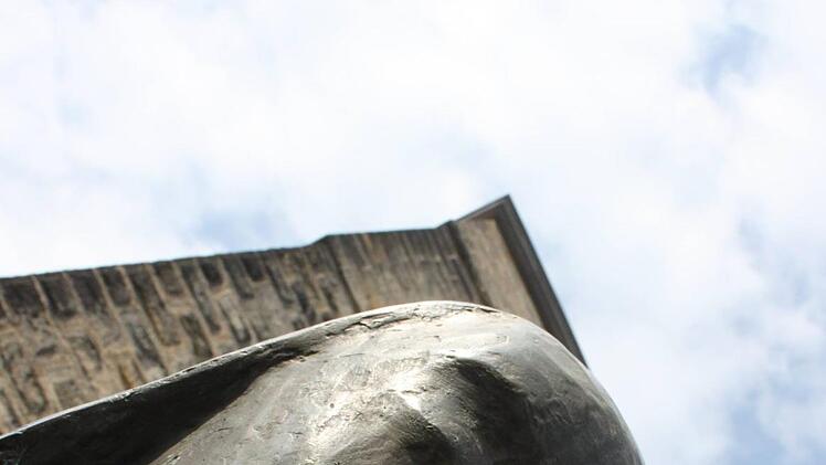 Der Obere Torturm (hier ein Blick vom Dümpfelschöpfer-Brunnen hinauf) soll touristisch genutzt werden.  Foto: Popp