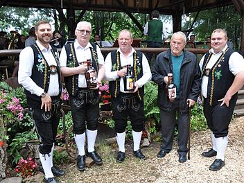 Anlässlich des Jubiläumsfestes 50 Jahre Waldfest Motten ernannten der Vorstand vom Musikverein Döllautaler, Jörg Wirsing (links) und sein Stellvertreter Renè Matzke die Mitglieder (ab 2. v.l.:) zu Ehrenmitgliedern: Hans-Dieter Frenzel, Ewald Bös und Ernst  Weidner. Petra Heurich