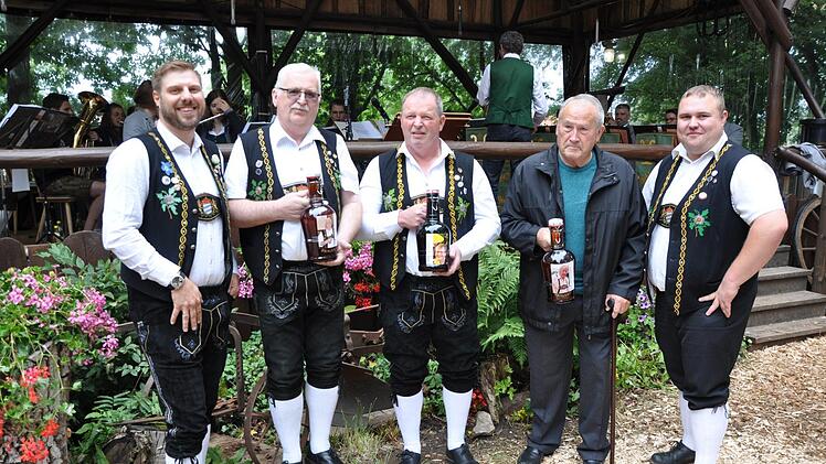 Anlässlich des Jubiläumsfestes 50 Jahre Waldfest Motten ernannten der Vorstand vom Musikverein Döllautaler, Jörg Wirsing (links) und sein Stellvertreter Renè Matzke die Mitglieder (ab 2. v.l.:) zu Ehrenmitgliedern: Hans-Dieter Frenzel, Ewald Bös und Ernst  Weidner. Petra Heurich
