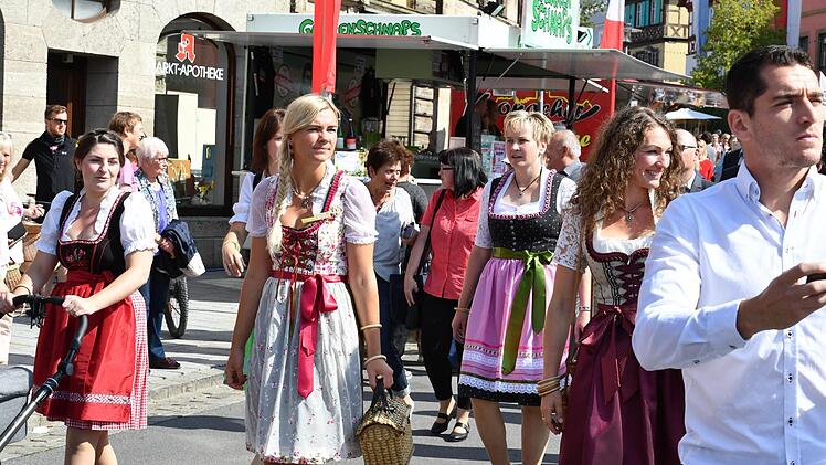 Festlicher Einzug mit ehemaligen und amtierenden Königinnen
