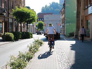 Kein Einzelfall: Im Kressenstein endet der Radweg urplötzlich. Genau dort, wo die Radlerin eigentlich auf die Straße einfädeln sollte, parkt ein Lastwagen.  Foto: Archiv/Katrin Geyer