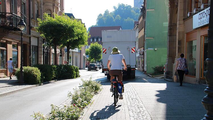 Kein Einzelfall: Im Kressenstein endet der Radweg urplötzlich. Genau dort, wo die Radlerin eigentlich auf die Straße einfädeln sollte, parkt ein Lastwagen.  Foto: Archiv/Katrin Geyer