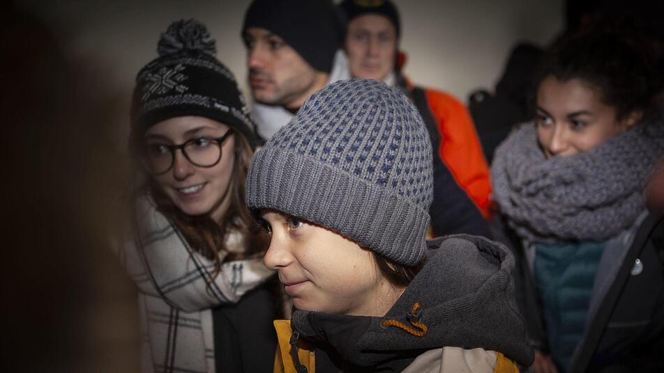 Greta Thunberg, Klimaaktivistin und Schülerin aus Schweden, spricht mit Teilnehmern vor einem Klimamarsch. Thunberg spricht auf einer Klimademo in Turin. Die Diskussionen um die junge Aktivistin lenken von den eigentlichen Themen ab, findet unser Autor. Foto: Andrea Alfano/LaPresse via ZUMA Press/dpa