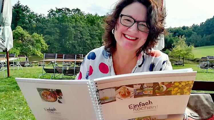 Die Herzogenauracherin Michaela Karrer mit ihrem neuen Kochbuch  Foto: Bernhard Panzer