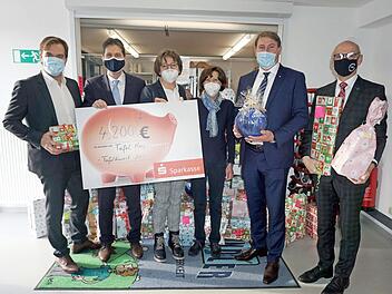 Marco Dörsch, Roland Stopfer, Elke Bollmann, Ursula Kirsch, Christian Haußner und Helmut Hetzel (v. l.) bei der Übergabe Foto: Richard Sänger