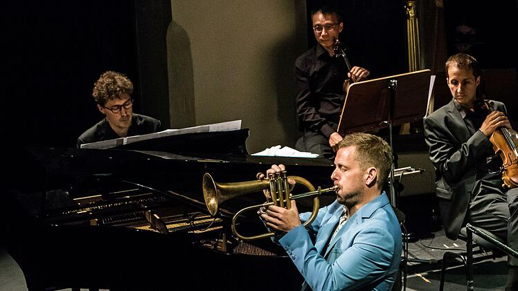 Star-Trompeter Nils Wülker musizierte bei "It'z Jazz" gemeinsam mit dem Philharmonischen Orchester des Landestheaters unter Leitung von GMD Daniel Carter.Foto. Jochen Berger