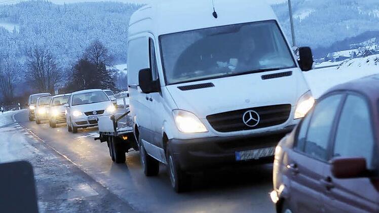 Stau an der Ampel in Unterrodach: Zu den Hauptverkehrszeiten kann es hier länger dauern. Fotos: Jan Koch