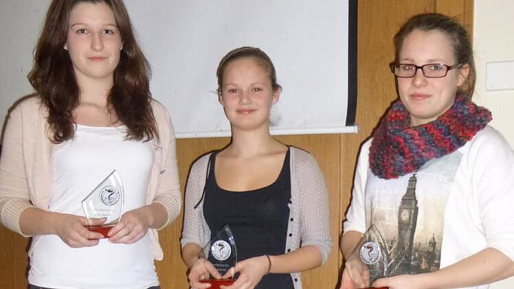 Die Schwimmerinnen des Jahres von links: Vanessa Förster (1.), Nina Diringer (2.) und Maike Werner (3.). Foto: Dietz