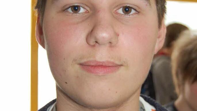 Markus: Bis jetzt hatte ich noch keine Probleme. Ich benutze mein Handy ja vor allem zum Musikhören - und das mache ich jetzt halt zu Hause über den PC. Allerdings fehlt mir das Musikhören auf dem Nachhauseweg von der Schule. Andererseits: Manche Lieder laufen bei mir sowieso ganz automatisch im Kopf ab!