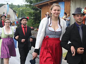 Die Zechgemeinschaft gehörte zu den vielen Gruppen, die im Festzug in Steinbach am Wald mitmarschierten. Foto: Veronika Schadeck