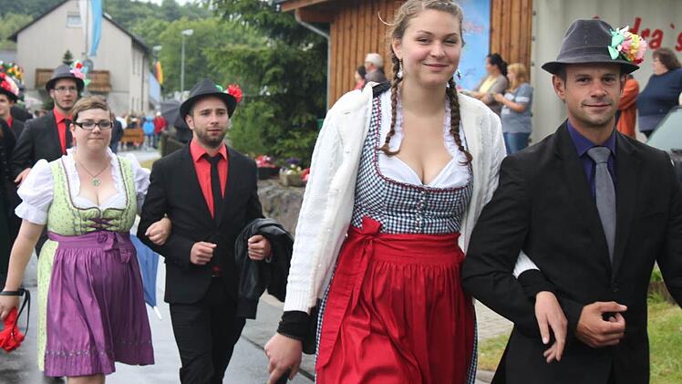 Die Zechgemeinschaft gehörte zu den vielen Gruppen, die im Festzug in Steinbach am Wald mitmarschierten. Foto: Veronika Schadeck