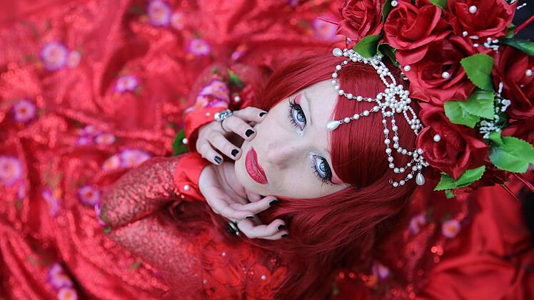 In knappen Outfits, opulenten Kleidern und kreativen Verkleidungen präsentieren sich die Teilnehmer des Wave-Gotik-Treffens in Leipzig. Foto: dpa