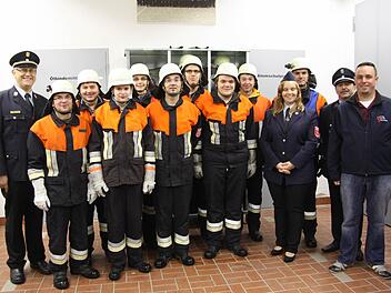 Gruppenbild mit Dame: Die Teilnehmer an der Leistungsprüfung. Links und rechts die Prüfer Kreisbrandinspektor Edwin Frey, Christine Gran und Bruno Will. Ganz rechts Kommandant Marco Gessner.Foto: Arnold Nöth