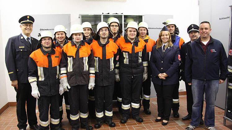 Gruppenbild mit Dame: Die Teilnehmer an der Leistungsprüfung. Links und rechts die Prüfer Kreisbrandinspektor Edwin Frey, Christine Gran und Bruno Will. Ganz rechts Kommandant Marco Gessner.Foto: Arnold Nöth