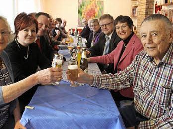 Budolf Krusche stößt mit seiner Frau und vielen Ehrengästen zu seinem 90. Geburtstag an - vor allem Gesundheit wünschte er sich. Foto: Sonja Adam