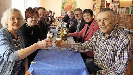 Budolf Krusche stößt mit seiner Frau und vielen Ehrengästen zu seinem 90. Geburtstag an - vor allem Gesundheit wünschte er sich. Foto: Sonja Adam