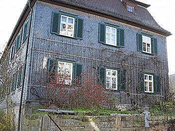 Derzeit wird der Kirchplatz in Mitwitz hergerichtet. Die Sanierung der Mauer am Pfarrhaus sorgte für eine längere Diskussion im Gemeinderat. Foto: Veronika Schadeck