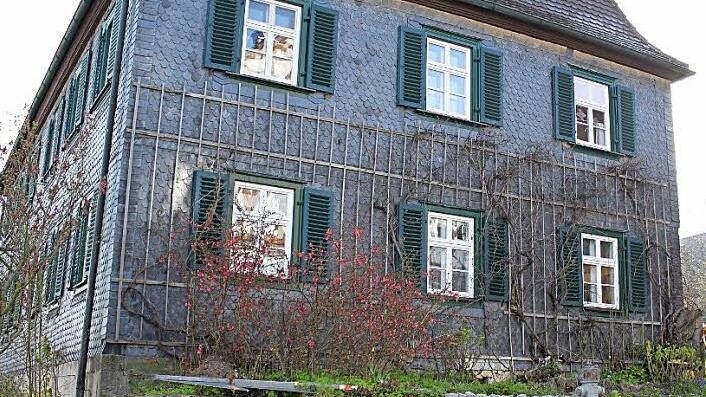 Derzeit wird der Kirchplatz in Mitwitz hergerichtet. Die Sanierung der Mauer am Pfarrhaus sorgte für eine längere Diskussion im Gemeinderat. Foto: Veronika Schadeck