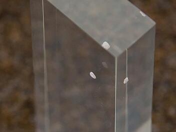 Das Miniaturmodel des geplanten Kunstwerks "Rolihlahla", ein transparenter Acrylglas-Block mit einem Rohdiamanten, ist am 12.04.2016 in Nürnberg (Bayern) zu sehen. Der im Original geplante 1,80 Meter große Glasblock des Künstler-Duos "missing icons" ist nach dem zweiten Vornamen des südafrikanischen Friedensnobelpreisträgers Mandela benannt. Von Ende 2019, Anfang 2020 soll der Diamant auf dem bis dahin renovierten Nürnberger Nelson-Mandela-Platz zu sehen sein. Foto: Daniel Karmann/dpa