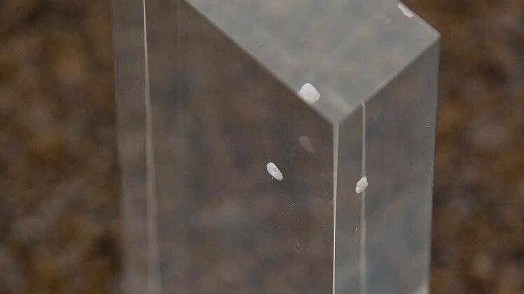 Das Miniaturmodel des geplanten Kunstwerks "Rolihlahla", ein transparenter Acrylglas-Block mit einem Rohdiamanten, ist am 12.04.2016 in Nürnberg (Bayern) zu sehen. Der im Original geplante 1,80 Meter große Glasblock des Künstler-Duos "missing icons" ist nach dem zweiten Vornamen des südafrikanischen Friedensnobelpreisträgers Mandela benannt. Von Ende 2019, Anfang 2020 soll der Diamant auf dem bis dahin renovierten Nürnberger Nelson-Mandela-Platz zu sehen sein. Foto: Daniel Karmann/dpa