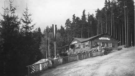 In den vergangenen 90 Jahren wurde immer wieder an der Hütte modernisiert, erweitert und verändert, wie diese undatierte Aufnahme aus dem Archiv zeigen. Foto: Tageblatt-Archiv