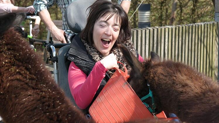 Nadine füttert die Tiere aus einem Eimer. Foto: Sarah Stieranka