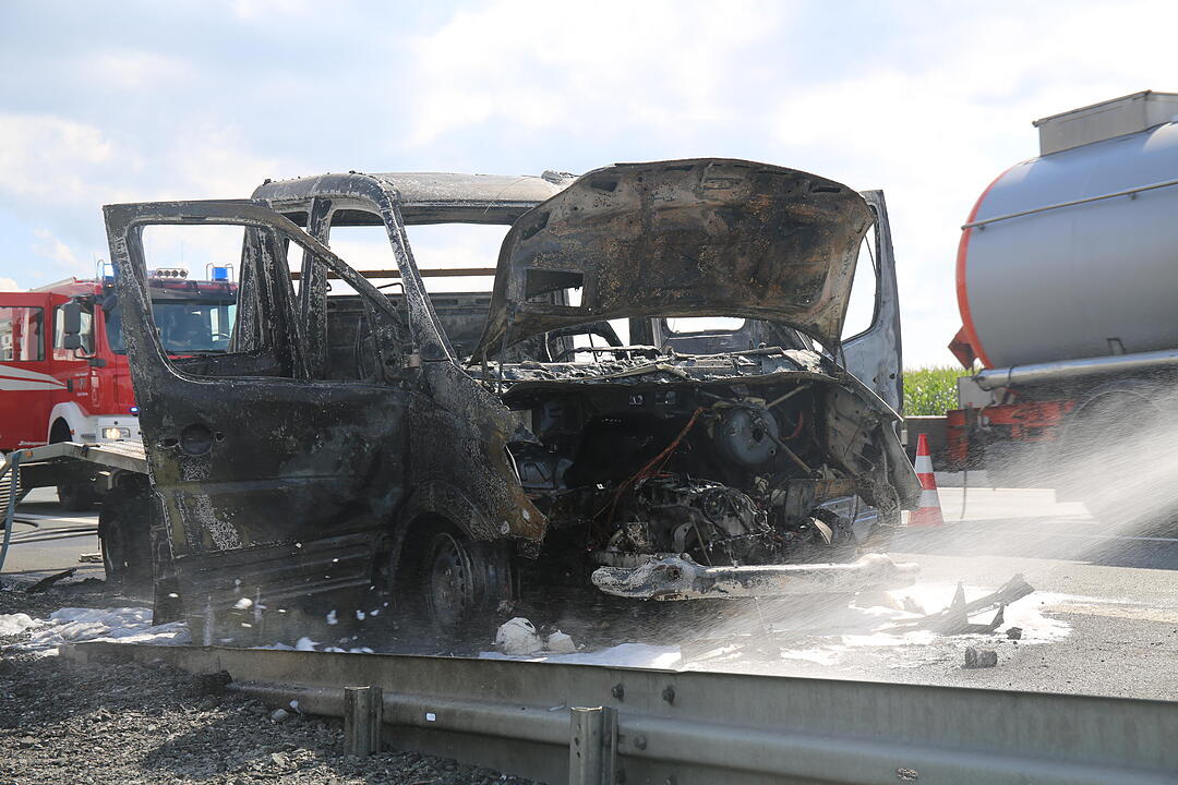 Kleintransporter brennt komplett aus:  A9 bei Münchberg komplett gesperrt