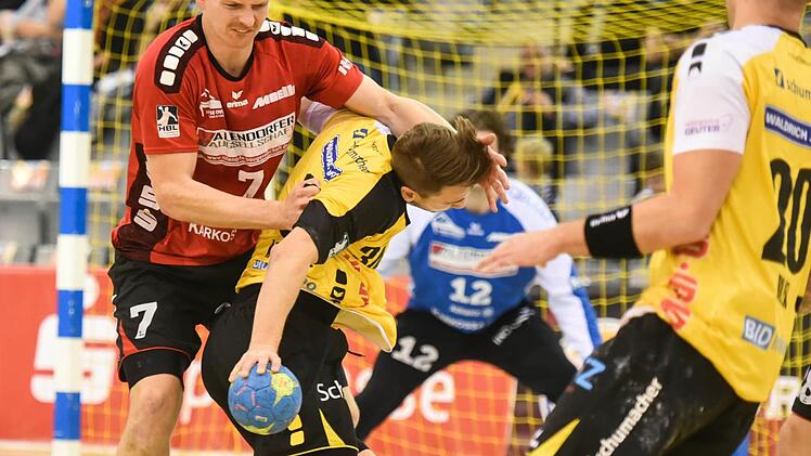 Tobias Varvne hatte es nicht immer leicht gegen die kompromisslosen Abwehrspieler aus Nordhorn. Doch der HSC-Mittelmann ging immer wieder dorthin, wo es weh tut und setzte sich oft erfolgreich durch. Sein Zug zum Tor war erstligareif und beim 30:22-Sieg mitentscheidend; vorne rechts Florian Billek. Fotos: Hagen Lehmann