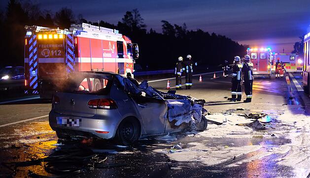 Autofahrer schie&szlig;t in Heck von Lastwagen: Unfallwagen f&auml;ngt sofort Feuer