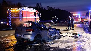 Autofahrer schießt in Heck von Lastwagen: Unfallwagen fängt sofort Feuer Autofahrer schießt in Heck von Lastwagen: Unfallwagen fängt sofort Feuer