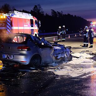Autofahrer schießt in Heck von Lastwagen: Unfallwagen fängt sofort Feuer
