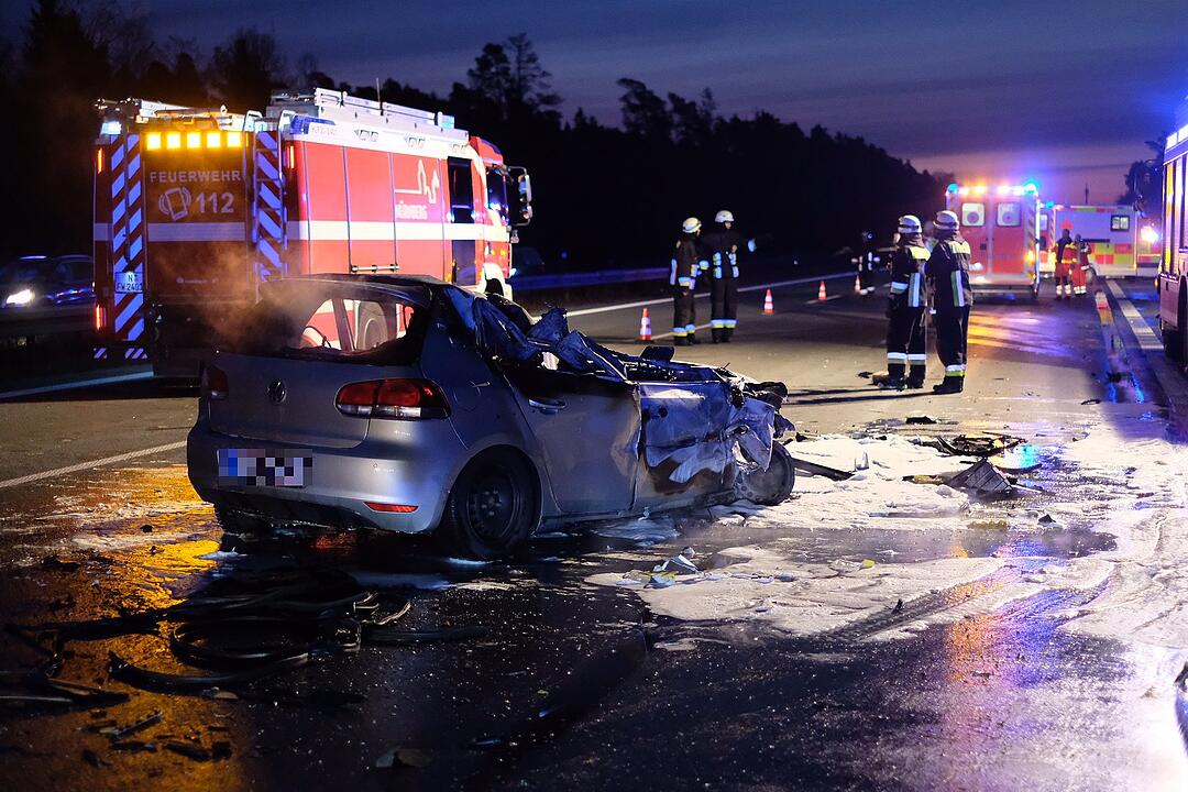 Autofahrer schießt in Heck von Lastwagen: Unfallwagen fängt sofort Feuer