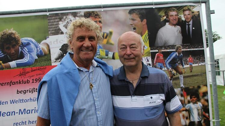 Jean-Marie Pfaff lässt sich  mit Norbert Fehn ablichten.  Foto: Veronika Schadeck