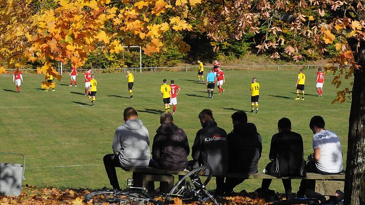 Herbst-Atmosphäre beim B-Klassenspiel zwischen Hassenbach und Schondra II (4:4).ssp