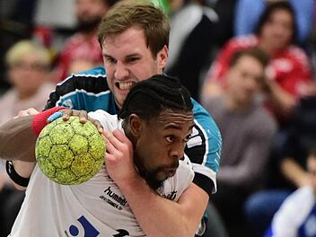 So sehr Gary Hines (am Ball) in die Mangel genommen wurde, er setzte sich immer wieder durch und war mit acht Treffern erfolgreichster Schütze beim 27:17-Sieg des HSC Bad Bad Neustadt gegen die HT München. Anand Anders