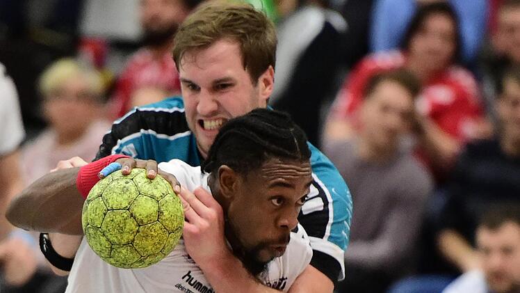 So sehr Gary Hines (am Ball) in die Mangel genommen wurde, er setzte sich immer wieder durch und war mit acht Treffern erfolgreichster Schütze beim 27:17-Sieg des HSC Bad Bad Neustadt gegen die HT München. Anand Anders